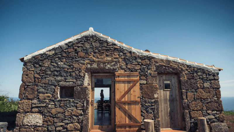 Ilha-a-pe-huetten-steinhaus-panoramablick-auf-den-atlantik