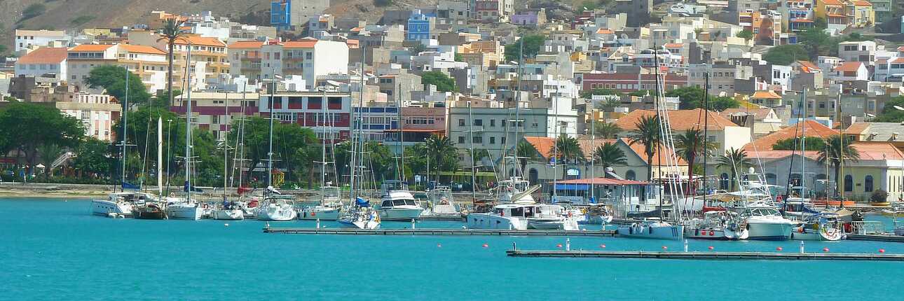 Panoramablick auf den Hafen von Mindelo auf São Vicente mit Booten und Stadt im Hintergrund.