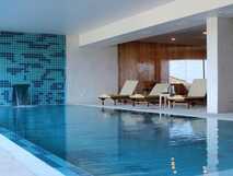 Hotel Pedras do Mar auf Sao Miguel, moderner Indoor-Pool mit entspannenden Liegestühlen für erholsame Urlaubsmomente bei picotours.