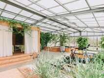 Santa Barbara Eco Beach Resort auf São Miguel, moderner Wellness- und Fitnessbereich mit natürlicher Atmosphäre und viel Grün für erholsame Urlaubsmomente.