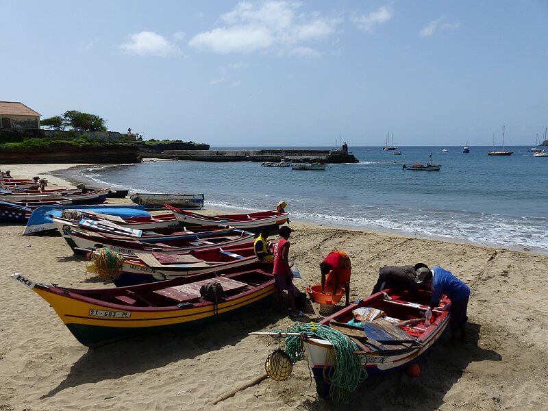 Traditionelle Fischerboote am Sandstrand von Santiago auf den Kapverden