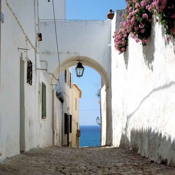 Gasse in Albufeira mit Blick aufs Meer