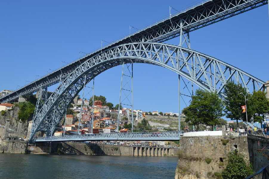 Zusehen ist die massive Brücke Ponte Dom Luis, die auch als Sehenswürdigkeit in Porto zu finden ist